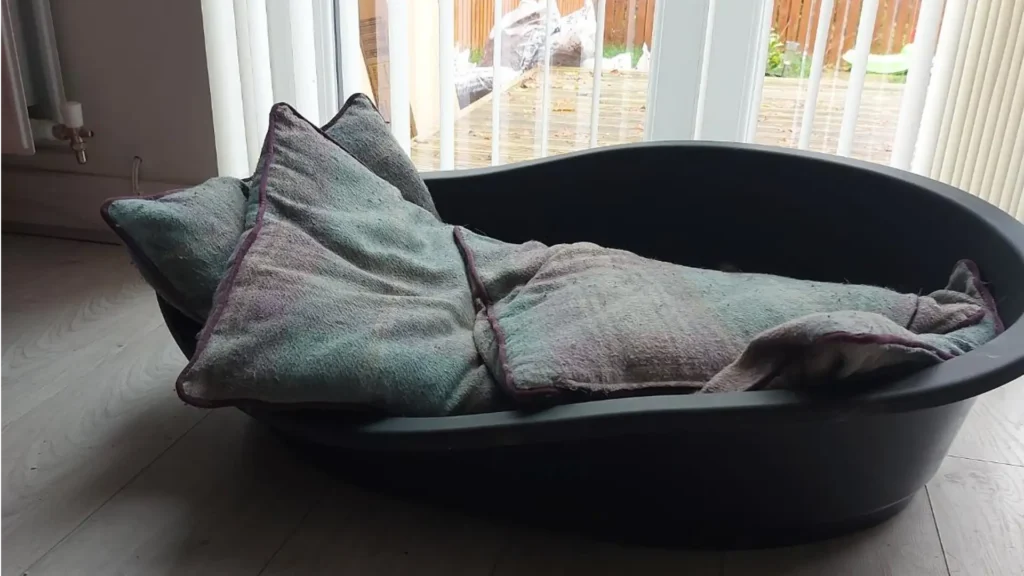 how to.make plastic dog bed cover